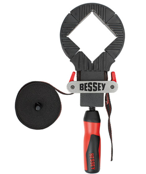 Der Bandspanner Bessey BAN400 eingent sich hervorragend um rechtwinklige Werkstücke mit 4 Kunststoffecken zu spannen, gleichmässiger Druck auf alle 4 Ecken