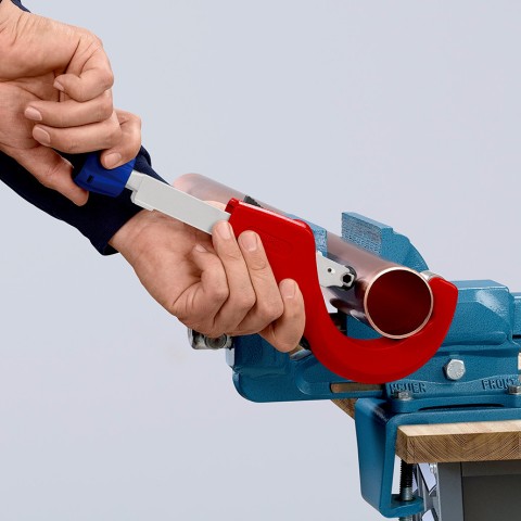 Der Rohrabschneider Knipex Tubix xl hat eine QuickLock-Einhandschnellfixierung: selbstständiges Halten und Klemmen am Rohr
