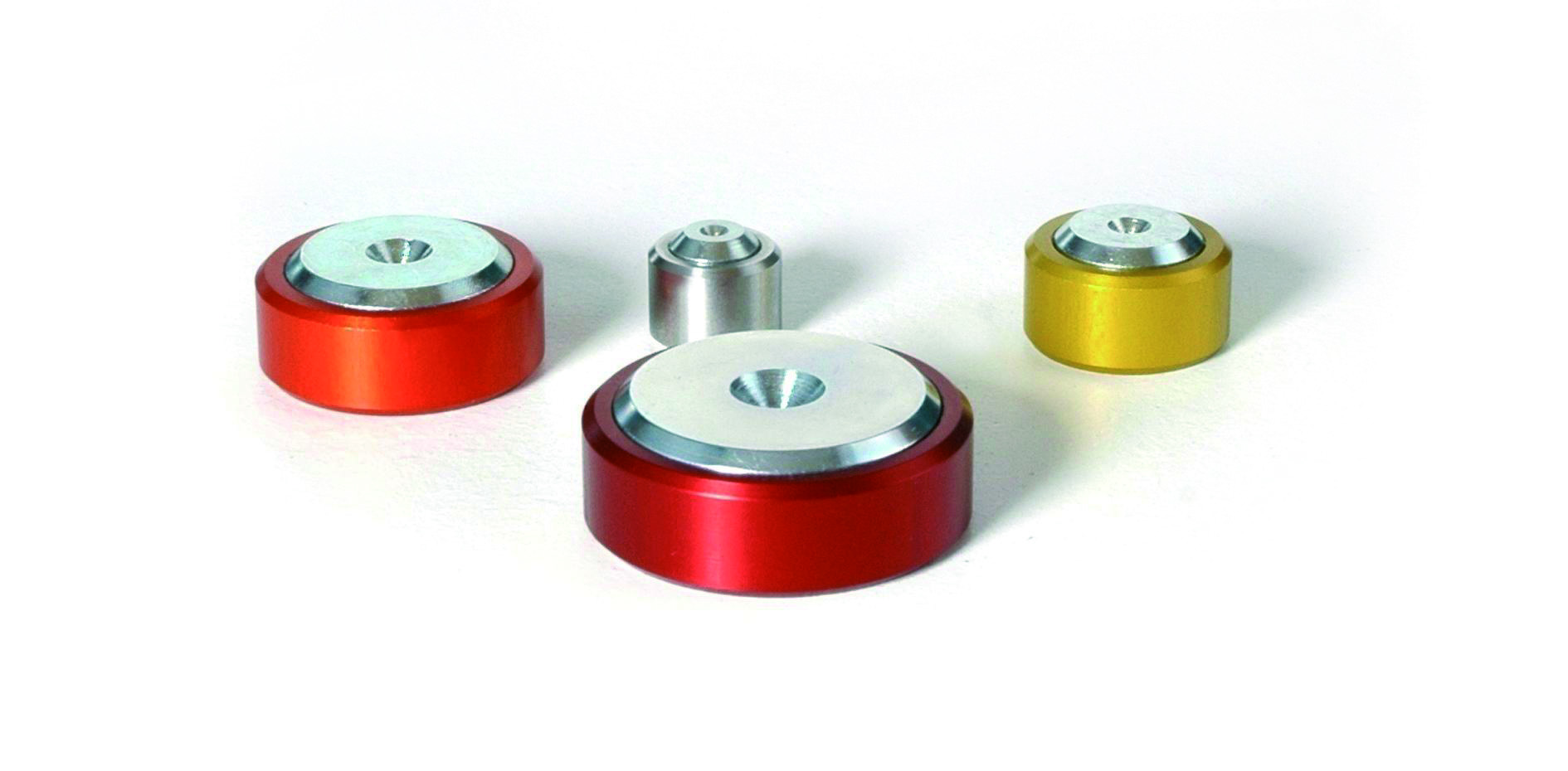 Zentrumschutz c-pro Mit c-pro, der cleveren Schweizer Erfindung lassen sich Kugellager, Büchsen, Riemenscheiben und Zahnräder einfach, sicher und ohne Beschädigung abziehen. Die Rückseite haftet magnetisch am Wellenende. Auf dem drehbaren Kern mit Zentrumsbohrung auf der Vor